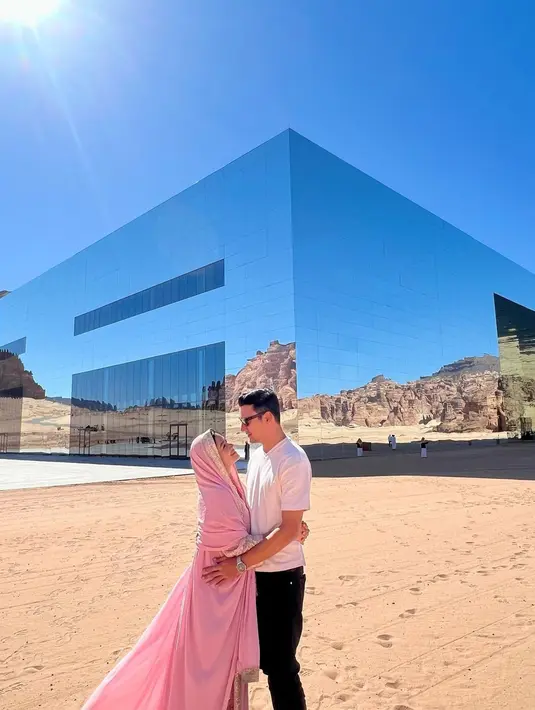 Di foto terbaru, Titi Kamal pamer kemesraan dengan Christian Sugiono terlihat menawan dengan gamis bernuansa pink gold. Lengkap dengan kerudung bernuansa senada [@titi_kamall]