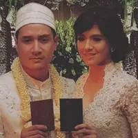 DJ Una dan Irsan Ramadhan memperlihatkan buku nikah mereka (Instagram/@nonny_11)