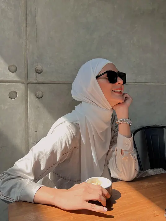 Paula Verhoeven mengunggah foto dengan busana serba putih. Dia berpose dengan kaamata hitam sambil memamerkan senyuman. (Foto: Instagram/ paula_verhoeven)