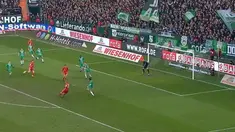Berita video korban tendangan first time gelandang Bayern Munchen, Arjen Robben, adalah kamera televisi. This video presented by BallBall.