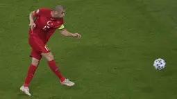 Giliran Turki yang mengancam gawang Wales pada menit kedelapan. Burak Yilmaz yang sudah menunggu di kotak pinalti gagal menuntaskan umpan yang diberikan oleh Cengis Under. Tendangannya berhasil diblokir oleh Chris Mepham. (Foto: AP/Pool/Dan Mullan)