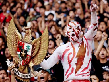 Suporter saat mendukung Timnas Indonesia melawan Kamboja pada laga pertama Grup A Piala AFF 2022 di Stadion Utama Gelora Bung Karno (SUGBK), Senayan, Jumat (23/12/2022). (Bola.com/M iqbal Ichsan)