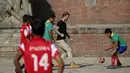 David Beckham mengoper bola ketika melakukan pertandingan amal untuk mengumpulkan dana bagi UNICEF di kota tua Bhaktapur, Nepal, Jumat (6/11). (REUTERS / Navesh Chitrakar)