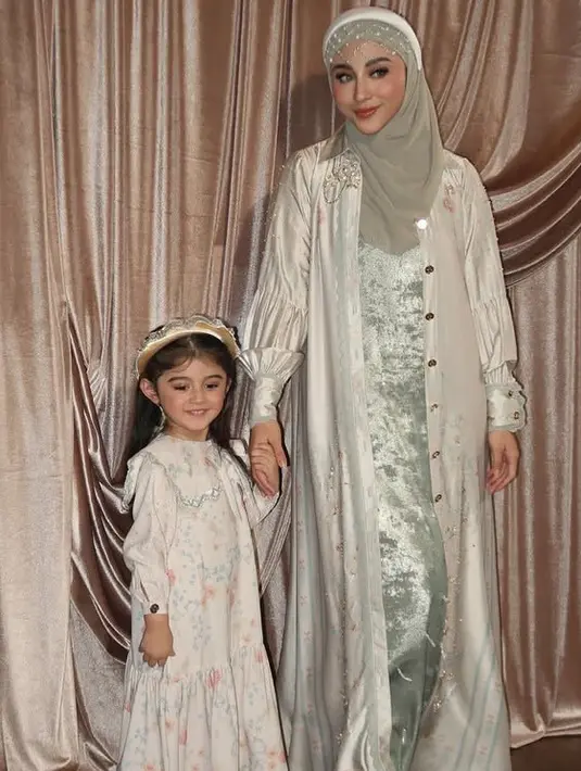 Margin tampil mengenakan koleksi Shi by Shireen Sungkar bersama putrinya. Margi tampil dengan outer kemeja panjang lengan balon dihiasi beads dipadukan dress panjang velvet serta kerudung abu-abu. [@marginw]
