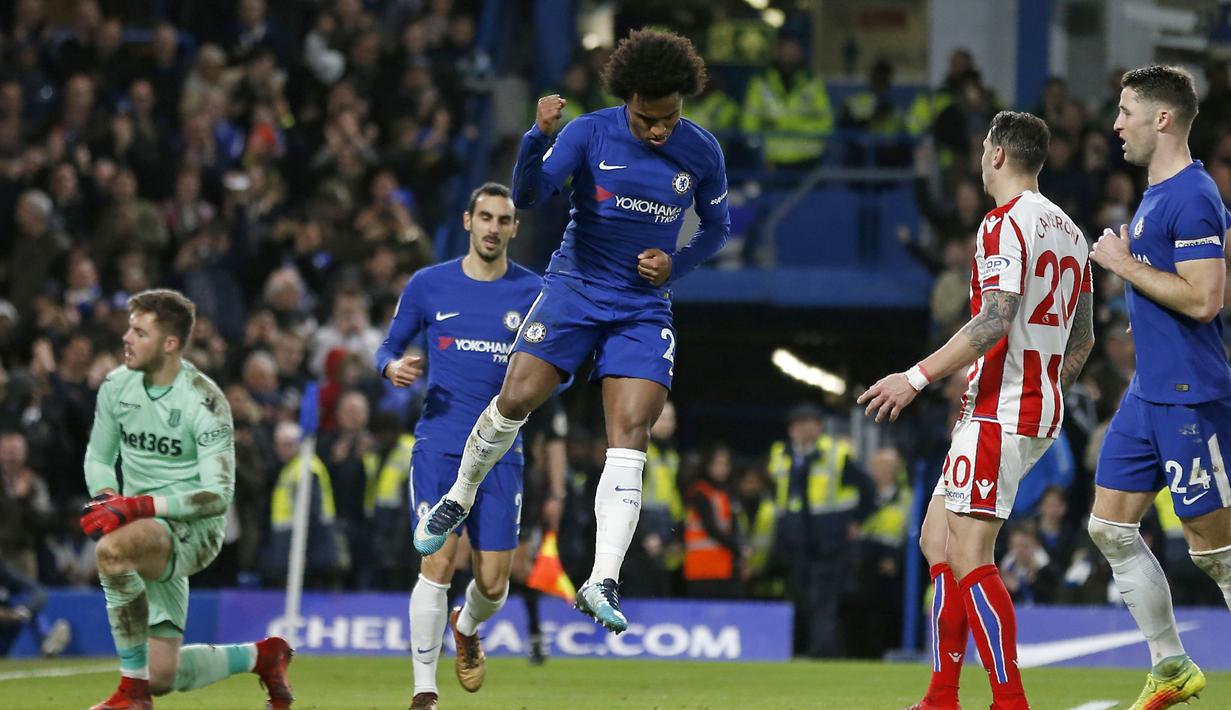 Pemain Chelsea, Willian (tengah) merayakan golnya ke gawang Stoke pada lanjutan Premier League di Stamford Bridge, London (30/12/2017). Chelsea menang 5-0. (AFP/Ian Kington)