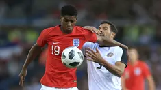 Pemain Inggris, Rashford (kiri) berusaha melewati pemain Kosta Rika, Celso Borges pada laga uji coba di Elland Road Stdium, Leeds, Inggris, (7/6/2018). Inggris menang 2-0. (Mike Egerton/PA via AP)