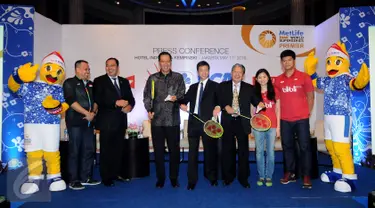 Ketua Umum PBSI, Gita Wirjawan (ketiga kiri) bersiap memukul kok usai rilis BCA Indonesia Open Superseries Premier 2016 di Jakarta, Rabu (11/5/2016). BCA Indonesia Open 2016 akan berlangsung 30 Mei-5 Juni mendatang. (Liputan6.com/Helmi Fithriansyah)