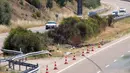Sepanjang jalan di sekitar lokasi dipasang pembatas atau traffic cone serta tanda darurat untuk memberi tahu pengendara lain agar menghindari lajur tempat kecelakaan. (Cesar Manso/AFP)