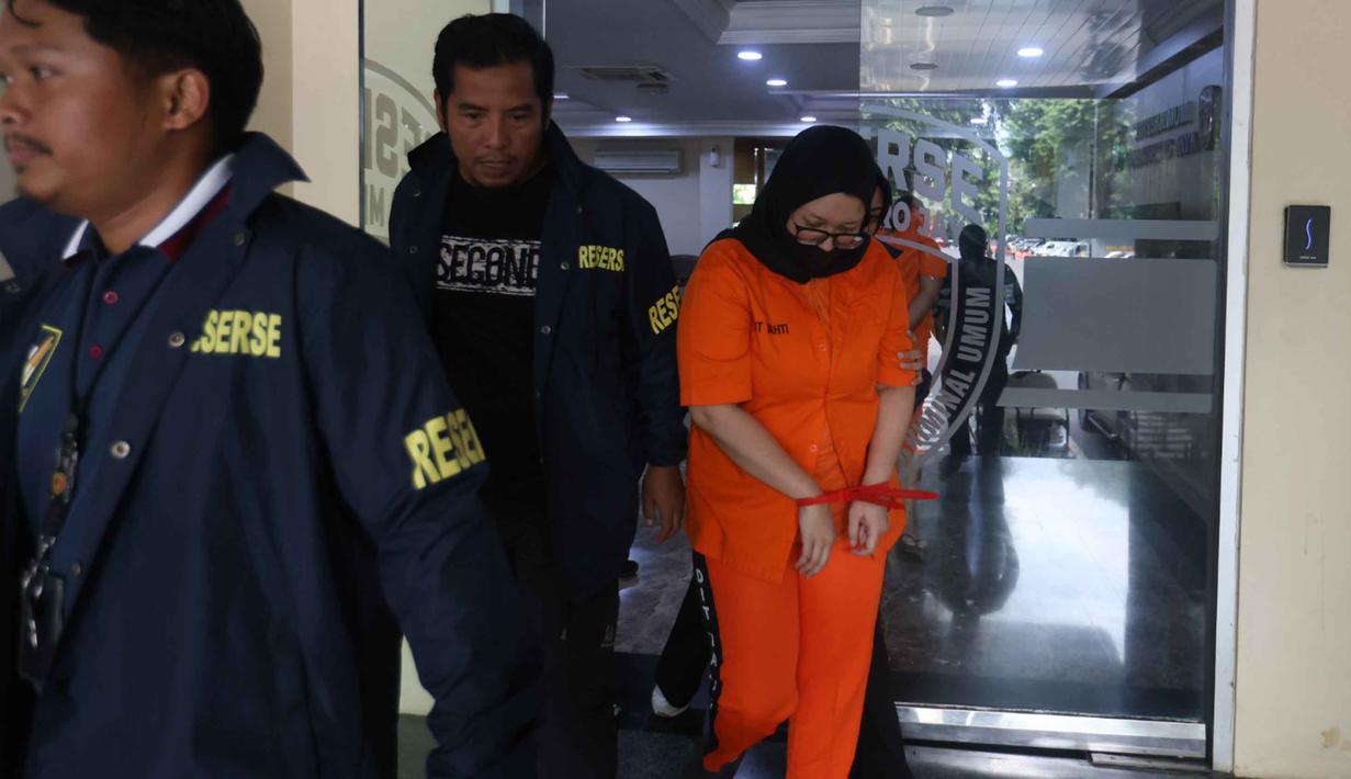 Ayu Puspita dan Dimas dijerat Pasal 378 KUHP dan Pasal 372 KUHP. Ancaman hukuman 4 tahun penjara. Total kerugian penipuan ini mencapai Rp 11,5 miliar. Tampak dalam foto, Ayu Puspita, pemilik Wedding Organizer by Ayu Puspita (kiri), digelandang petugas dari unit Kriminal Umum Polda Metro Jaya usai rilis di Gedung Ditreskrimum Polda Metro Jaya, Sabtu (13/12/2025). (Kapanlagi.com/Budy Santoso)