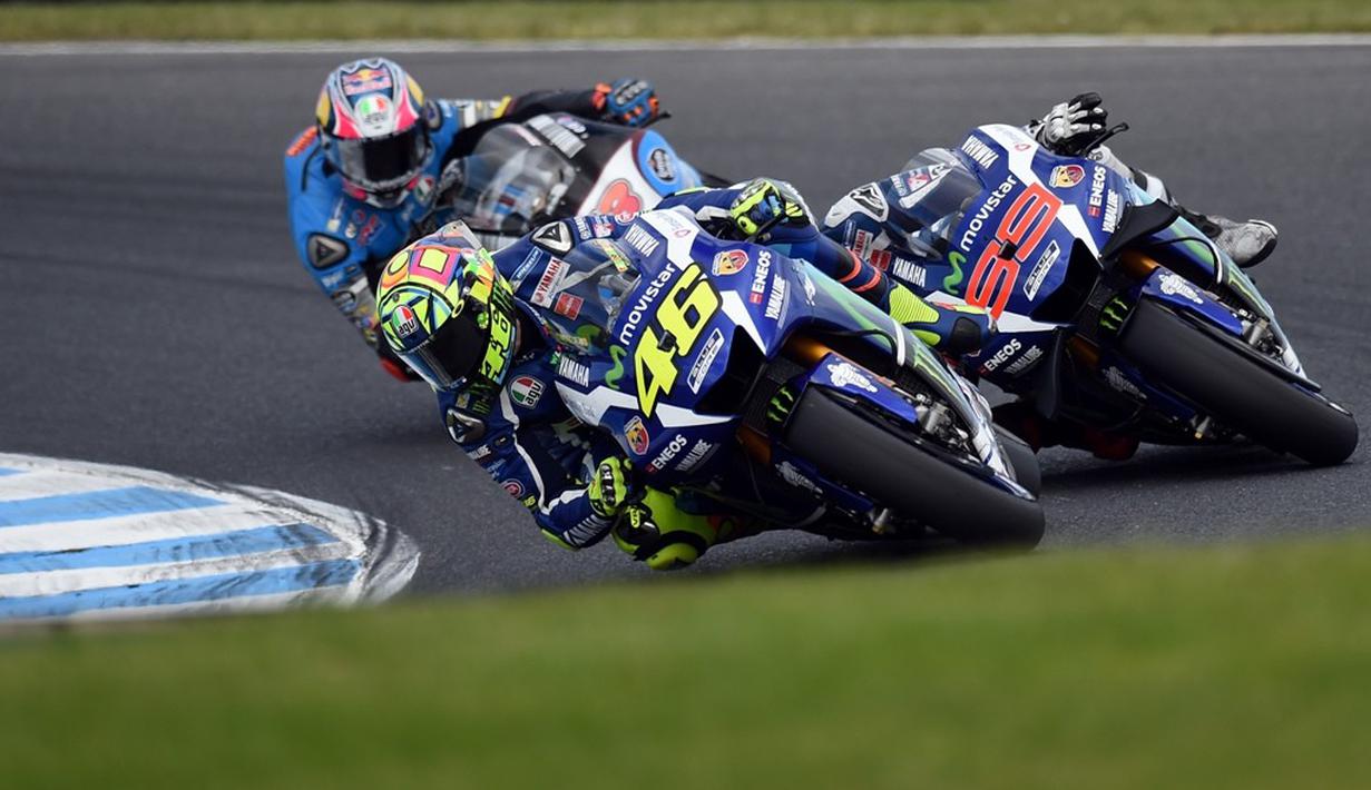 Valentino Rossi, menyalip satu per satu pebalap di depannya termasuk Jorge Lorenzo saat balapan MotoGP Australia di Sirkuit Phillip Island, Minggu (23/10/2016). (AFP/Saeed Khan)