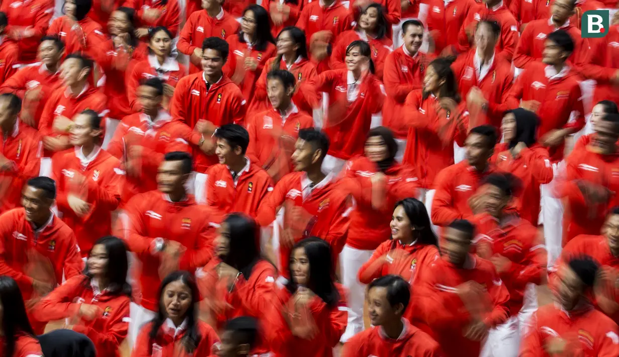 Para atlet joget bersama saat acara pengukuhan kontingen Indonesia di Istora Senayan, Jakarta, Minggu (5/8/2018). Pada Asian Games XVIII, Indonesia menurunkan 938 atlet. (Bola.com/Vitalis Yogi Trisna)