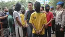 Polsek Metro Penjaringan meringkus tersangka pelaku pembunuhan berencana yang terjadi di Kolong Tol Sedyatmo karena tidak terima pacarnya dilecehkan, di halaman markas Polsek Metro Penjaringan, Jakarta, Selasa (7/7/2015. (Liputan6.com/Faizal Fanani) 