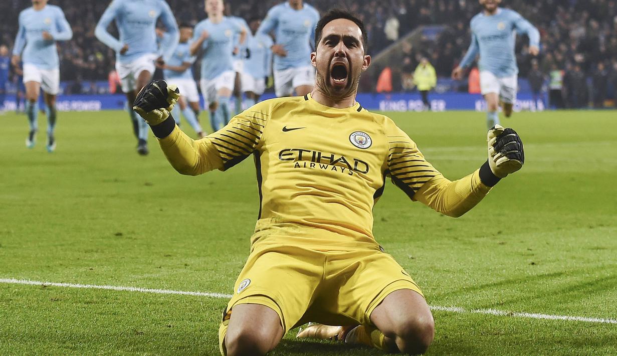 9. Claudio Bravo - Bersinar bersama Barcelona, kiper Timnas Chile ikut Pep Guardiola ke Manchester City. Alih-alih semakin baik, kiper senior timnas Chile justru melempem dan hanya bertahan satu musim di starting line up Manchester Biru. (AFP/Paul Ellis)