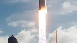 Falcon Heavy milik SpaceX meluncur saat penerbangan uji coba di Kennedy Space Center di Florida (6/2). Tesla Roadster tersebut berpenumpang manekin berpakaian astronot yang duduk di kursi pengemudi. (AFP/Jim Watson)