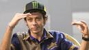 Ekspresi Valentino Rossi saat menjawab pertanyaan dalam konferensi pers peluncuran motor baru Yamaha, Xabre, di The Mulia Resort, Bali, Selasa (26/1/2016). (Bola.com/Vitalis Yogi Trisna)