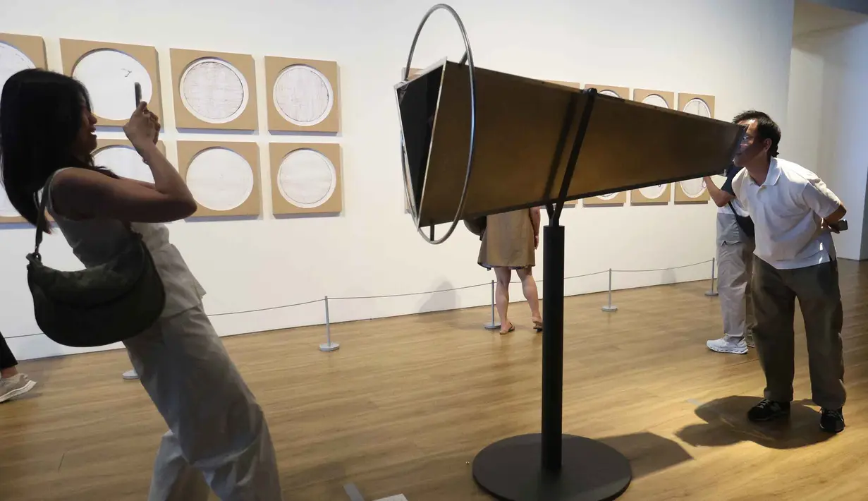 Tiga dekade perjalanan artistik Olafur Eliasson mengajak pengunjung untuk merangkul kesadaran ekologis dan merayakan keberagaman perspektif budaya. Tampak dalam foto, pengunjung menikmati koleksi seni modern dan kontemporer karya Olafur Eliasson di Museum of Modern and Contemporary Art in Nusantara (MACAN), Jakarta, Minggu 12 April 2026. (Kapanlagi.com/Budy Santoso)