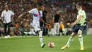 Penyerang Barcelona Raphinha bersaing dengan gelandang Manchester City Sergio Gomez pada sebuah laga amal di Stadion Camp Nou, Kamis (25/8/2022) dini hari WIB. Laga Barcelona vs Man City berjalan ketat, skor akhir sama kuat 3-3. (AP Photo/Joan Monfort)