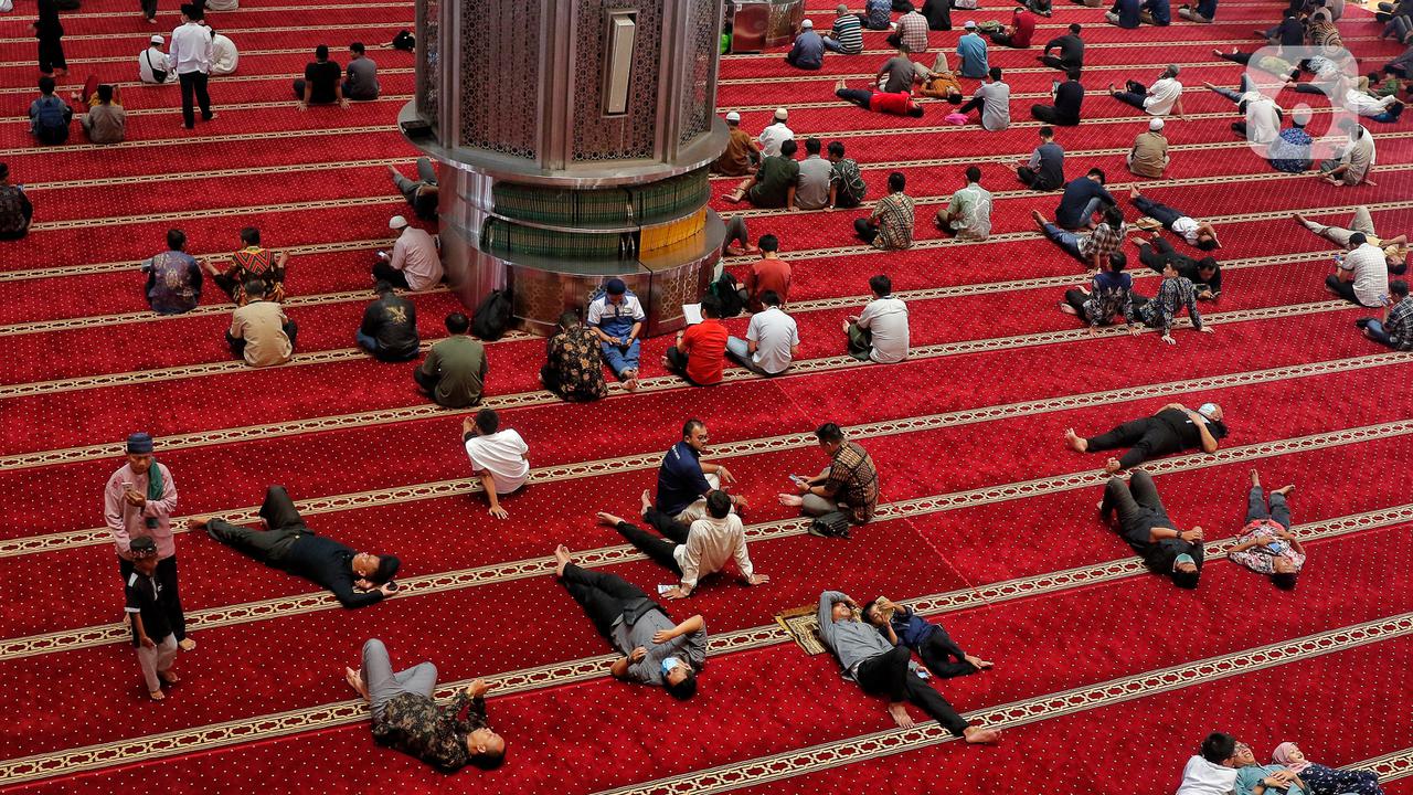 Beristirahat Sambil Menunggu Buka Puasa di Masjid Istiqlal