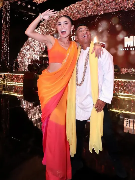 Atasan tersebut dipadukan dengan rok panjang menyapu lantai. Lengkap dengan kain sari yang membuatnya semakin mirip perempuan India.  [@yunishara36]