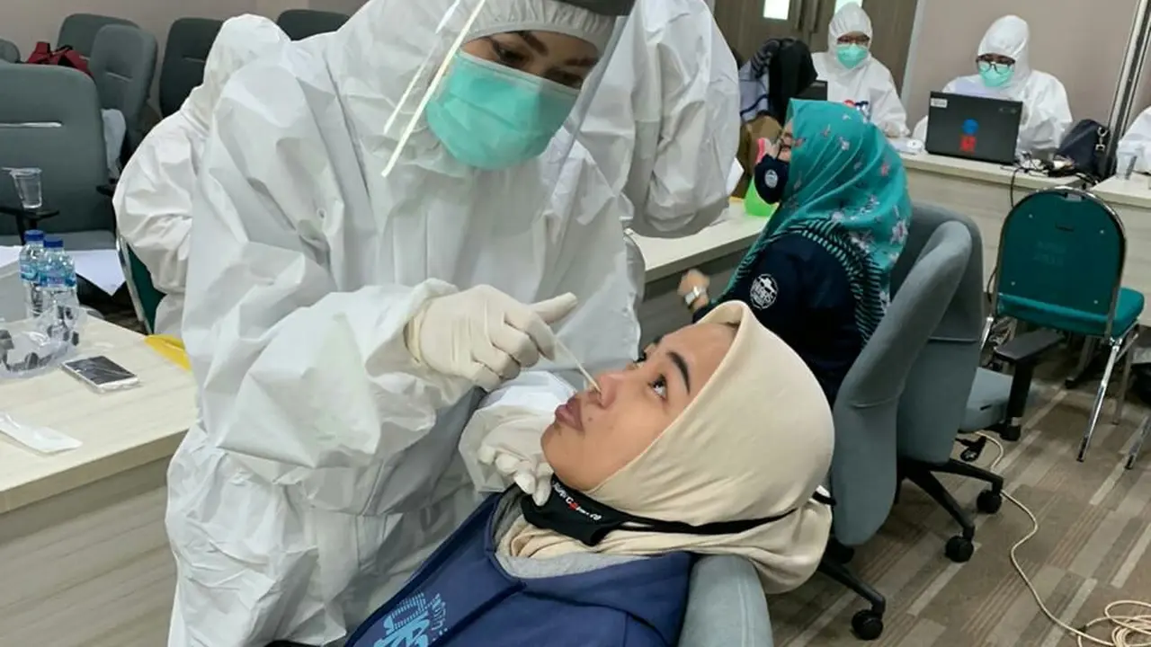 Sejumlah ASN di Pemkot Tangerang melakukan Tes Usap Corona. (Liputan6.com/Pramita Tristiawati)