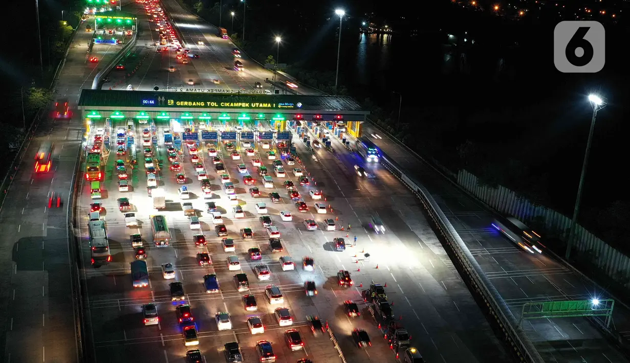 <p>Sejumlah kendaraan melintas saat diberlakukan "Contra Flow" di Ruas tol Jakarta - Cikampek, Kamis (28/4/2022) dini hari. Contra Flow yang dimulai dari KM 47 tersebut sebagai langkah  untuk mengurangi kepadatan lalu lintas arus mudik Lebaran di ruas tol Jakarta - Cikampek arah Cikopo-Palimanan. (Liputan6.com/Herman Zakharia)</p>