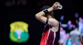 Pebulu tangkis tunggal putra Indonesia, Jonatan Christie menyeka keringatnya dalam laga 32 besar Indonesia Open 2025 saat melawan wakil Singapura, Jia Heng Jason Teh di Istora Senayan, Jakarta, Selasa (03/06/2025). (Bola.com/Bagaskara Lazuardi)
