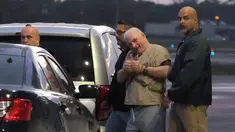 Gaya mantan presiden Panama, Ricardo Martinelli saat diekstradisi dari Bandara Opa Locka, dekat Miami, Florida, AS, Senin (11/6). AS mengekstradisi Martinelli agar diadili di negaranya. (Gaston De Cardenas/AFP)