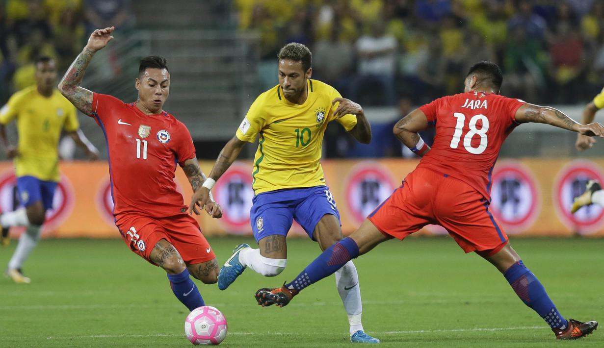 Gelandang Cile, Eduardo Vargas, berebut bola dengan gelandang Brasil, Neymar, pada laga kualifikasi Piala Dunia 2018 di Stadion Allianz Parque, Sao Paulo, Selasa (10/10/2017). Brasil menang 3-0 atas Cile. (AP/Nelson Antoine)