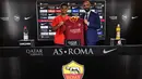 Pemain baru AS Roma, Justin Kluivert, saat diperkenalkan ke publik di Trigoria, Roma, Jumat (22/6/2018). Dirinya didatangkan dengan harga 17,25 juta euro dari Ajax Amsterdam. (Laman Resmi AS Roma)