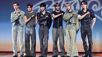 Anton, Sohee, Wonbin, Eunseok, Shotaro, dan Sungchan, anggota boy group K-pop, RIIZE, berpose untuk foto saat showcase untuk album mini pertama mereka "RIIZING" di Seoul pada 17 Juni 2024. (Jung Yeon-je/AFP)
