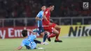 Gelandang Persija, Sandi Sutemelompat menghindari tekel pemain Johor Darul Takzim, M Nazmi Faiz pada lanjutan penyisihan Grup H Piala Asia 2018 di Stadion GBK, Jakarta, Selasa (10/4). Persija menang telak 4-0. (Liputan6.com/Helmi Fithriansyah)