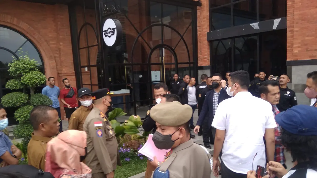 Jelang konser Noah, Tim gabungan sidak Holywings Batam. (Foto: Liputan6.com/Ajang Nurdin)