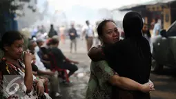 Sejumlah warga menangis melihat rumahnya terbakar di kawasan Simprug belakang  Senayan City, Jakarta, Minggu (3/7). Sebanyak 285 kepala keluarga kehilangan tempat tinggalnya. (Liputan6.com/Faizal Fanani)