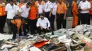 Menteri Perhubungan, Budi Karya Sumadi (jongkok) melihat barang yang diduga milik penumpang pesawat Lion Air JT 610 di Pelabuhan JICT 2, Jakarta, Selasa (30/10). Sejumlah barang ditemukan petugas dalam operasi pencarian. (Liputan6.com/Helmi Fithriansyah)