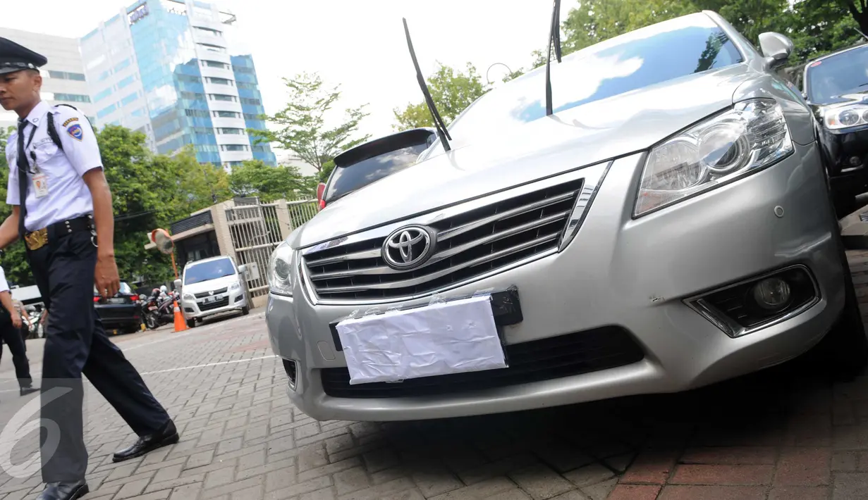 Sebuah mobil Toyota Camry terparkir di halaman Gedung KPK, Jakarta, Senin (15/2). Mobil ini diamankan saat petugas KPK melakukan OTT terhadap Kepala Sub Direktorat Kasasi dan PK Perdata dan Khusus MA, Andri Tristianto Sutrisna. (Liputan6.com/Helmi Afandi)