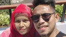 Andik Vermansah kerap mengunggah momen mesra bareng sang ibu, Jumiah. Bahkan Andik mengajak ibunya berlibur bersama di pantai. Di Instagramnya, Andik selalu mengungkapkan rasa sayang ke ibunya yang selalu mendukung karier Andik hingga seperti sekarang. (Liputan6.com/IG/@andikvermansah)