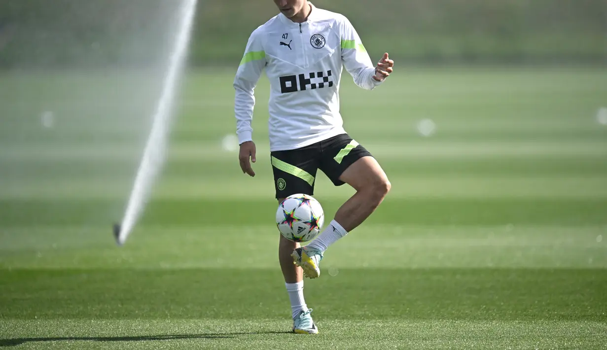 Gelandang Manchester City, Phil Foden mengontrol bola saat mengikuti sesi latihan tim di City Football Academy, di Manchester, Inggris (5/9/2022). Manchester City akan bertanding melawan Sevilla pada Grup G Liga Champions di Estadio R. Sanchez Pizjuan. (AFP/Oli Scarff)