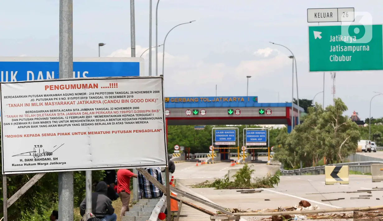 Sejumlah warga melakukan aksi menutup akses jalan menuju Gerbang Tol (GT) Jatikarya 1& 2, di Jalan tol Cimanggis-Cibitung, Bekasi, Jawa Barat, Rabu (8/2/2023). Dalam aksinya mereka menuntut Pengadilan Negeri Kota Bekasi segera menyelesaikan pembayaran atas penggunaan tanah untuk tol seluas 4,2 hektar. (Liputan6.com/Herman Zakharia)