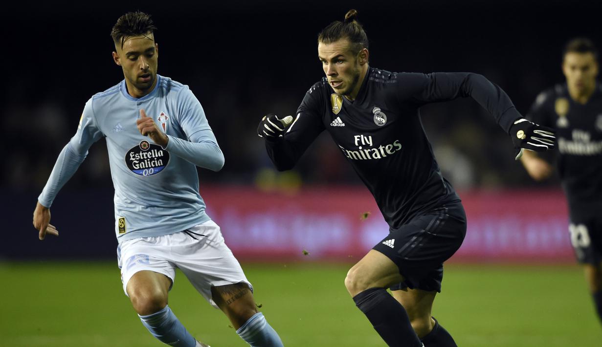 Penyerang Real Madrid, Gareth Bale tampil superior kontra Celta Vigo pada laga lanjutan pekan ke-12 La Liga 2018/19, Senin (12/11) yang berlangsung di stadion Balaidos, Spanyol. Real Madrid menang 4-2. (AFP/Miguel Riopa)