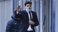 Pelatih Paris Saint-Germain (PSG), Mauricio Pochettino, menyapa rekan media usai meninggalkan Pusat Latihan PSG di Paris, Selasa, (5/1/2021).  PSG resmi memperkenalkan Pochettino sebagai pelatih baru. (Photo by Bertrand GUAY / AFP)