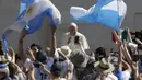 Fans mengibarkan bendera Argentina saat Paus Fransiskus melakukan pertemuan mingguan di Vatican, (27/6/2018). Perayaan tersebut tak lepas dari keeforia kemenangan Argentina atas Nigeria di Piala Dunia 2018. (AP/Alessandra Tarantino)
