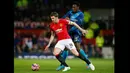 Gelandang Manchester, Michael Carrick berusaha melewati pemain depan Arsenal Danny Welbeck saat laga perempat final Piala FA di Stadion Old Trafford, Inggris (10/3/2015). Arsenal Menang 2-1 atas Manchester United. (Reuters/Andrew Yates)