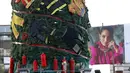 Pakaian dan peralatan milik petugas pemadam kebakaran yang tewas dalam ledakan di Pelabuhan Beirut diletakkan pada sebuah pohon Natal di Beirut, Lebanon (20/12/2020). Pohon Natal ini didirikan juga bentuk penghormatan kepada mereka yang tewas dalam ledakan tersebut. (Xinhua/Bilal Jawich)