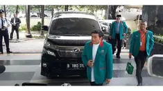 Pedangdut senior Rhoma Irama menyambangi Gedung Komisi Pemberantasan Korupsi (KPK) untuk bertemu dengan para pimpinan lembaga tersebut. Rhoma yang hadir sebagai Ketua Umum Partai Idaman (Islam, Damai, Aman) hampir 1 jam berada di sana.