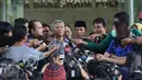 Buni Yani didampingi kuasa hukum memberikan keterangan di depan kantor Bareskrim Polri, Jakarta, Kamis (10/11). Buni Yani akan diperiksa sebagai saksi dalam kasus dugaan penistaan agama oleh Basuki Tjahaja Purnama alias Ahok. (Liputan6.com/Faizal Fanani)