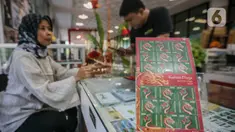 Kolektor melihat prangko seri Imlek 2024 Tahun Naga Kayu 2575 di Kantor Pos Indonesia, Jakarta, Rabu (7/2/2024). (Liputan6.com/Angga Yuniar)