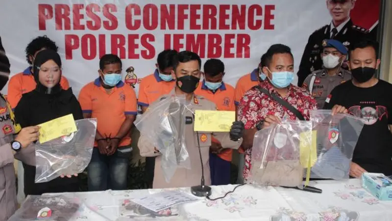 Kapolres Jember AKBP Hery Purnomo (Tengah) tunjukan barang bukti penganiayaan yang menewaska korbanya (Istimewa)