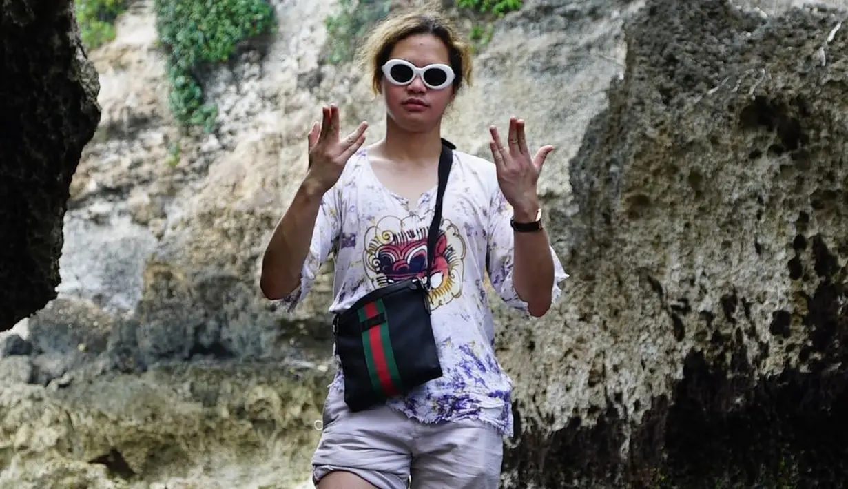 Penasaran dengan penyebab Dul bisa semakin membesar tubuhnya, Maia pun semakin bertanya sambil meledeknya. Dul pun menjawab karena ia bahagia dan juga sering makan. (Instagram/duljaelani)