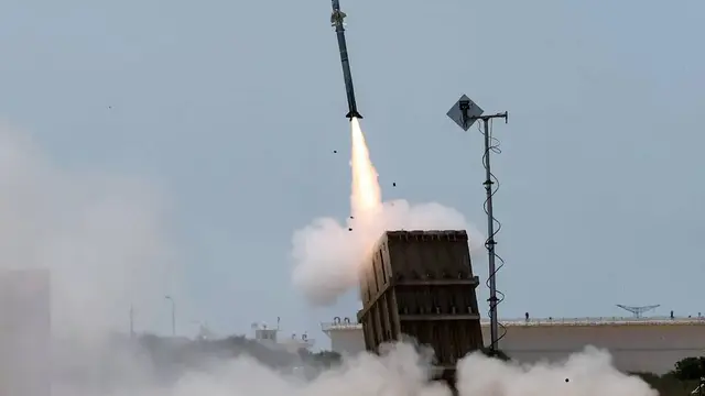 Sistem pertahanan udara Iron Dome Israel meluncurkan rudal untuk mencegat roket yang ditembakkan [Jack Guez/AFP).