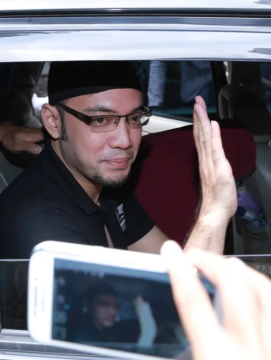 Sesaat sebelum memasuki mobil tahanan di Polda Metro Jaya, Jakarta Selatan, Senin (7/12/2015),  dengan singkat Sandy Tumiwa meminta doa kemudian mengucapkan terima kasih. (Galih W. Satria/Bintang.com)